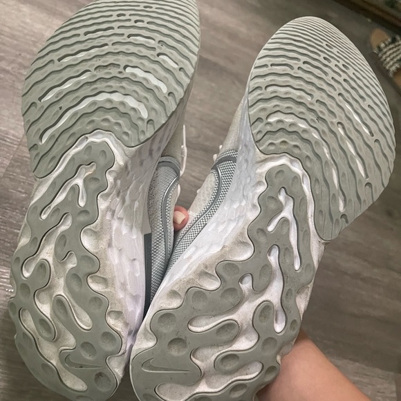 Nike Womens Epic React Flyknit - Picture 3 of 4